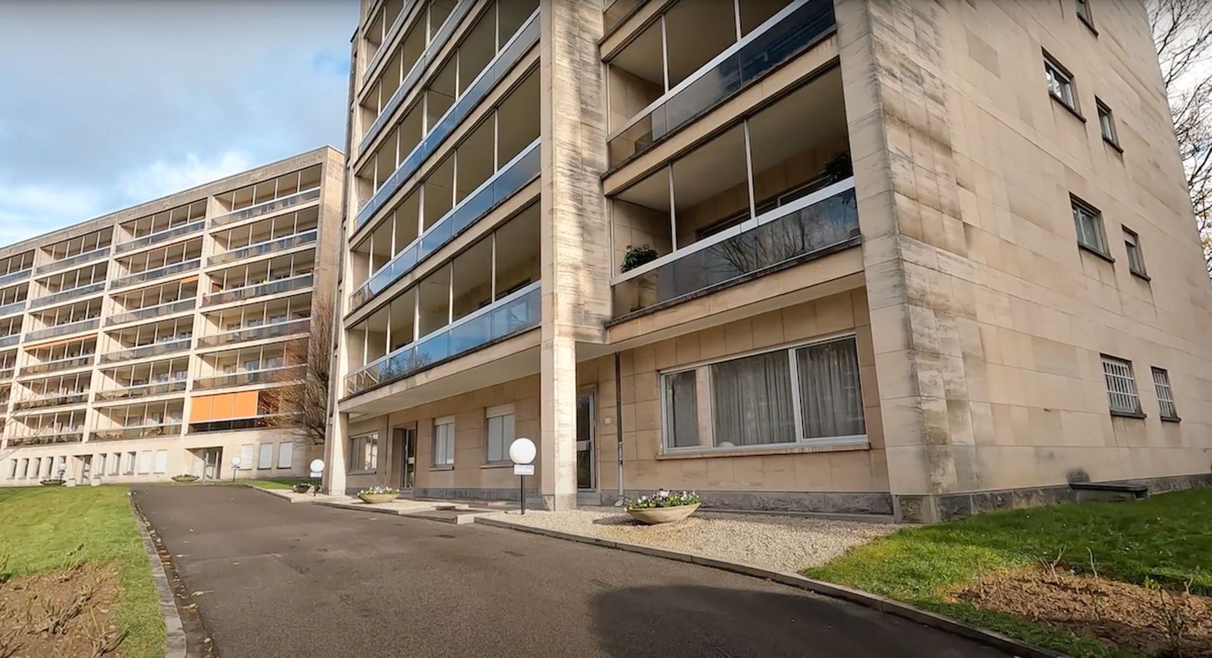 This building houses the offices of Groupe d’Investissement Financier