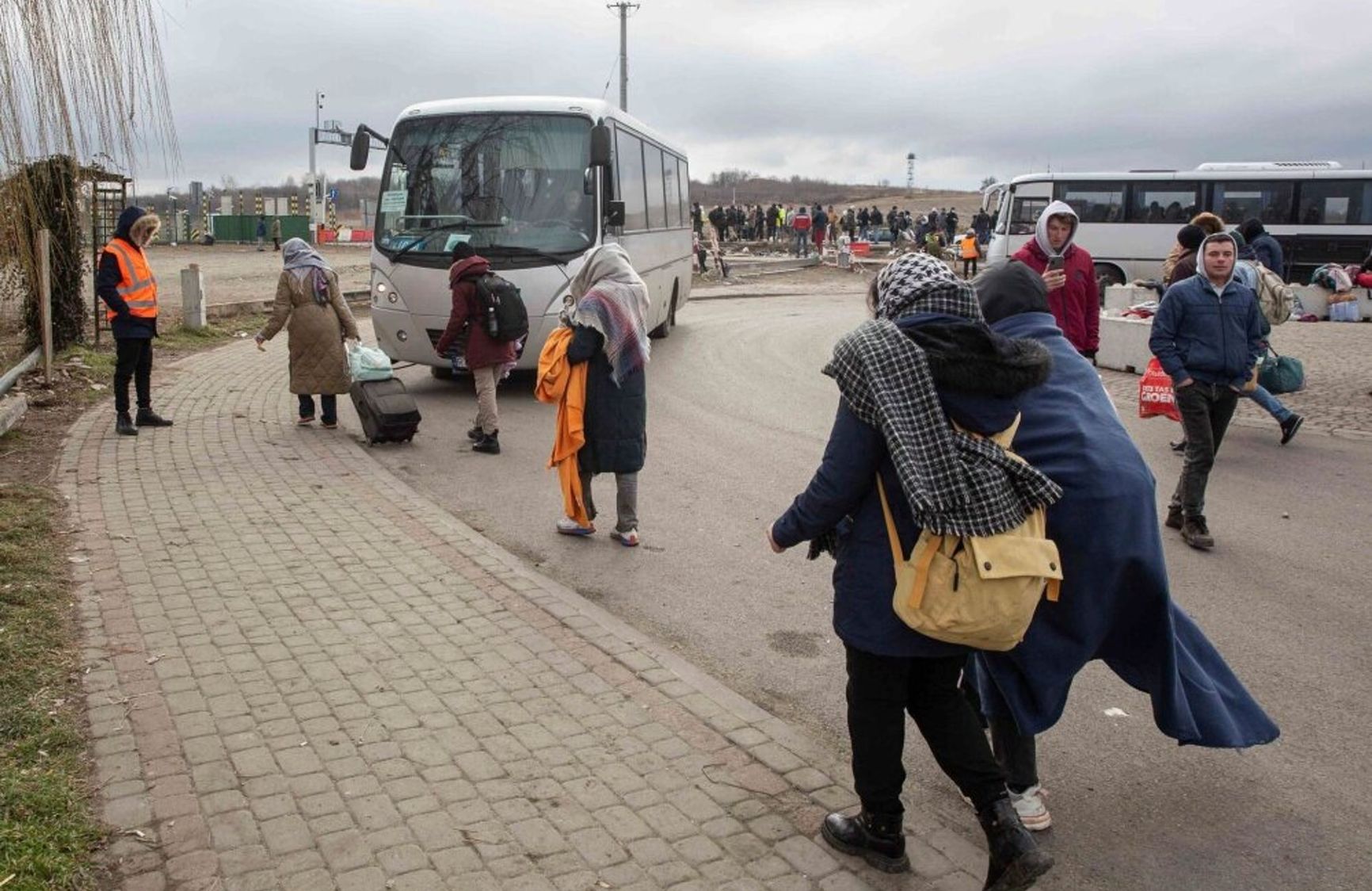 Refugees from Ukraine on the Russian-Estonian border